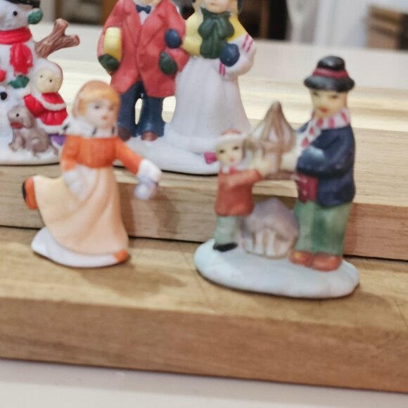 4 Porcelain Christmas Village Figurines Set Snowman & Family Scenes 2-1/4" talle - Picture 7 of 7